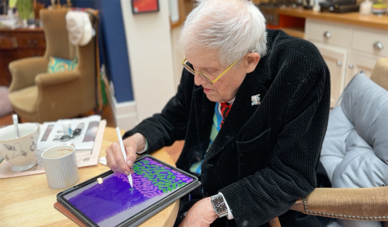 David Hockney drawing Bigger Christmas Trees on his iPad, November 2023. © David Hockney. Photo credit: Jonathan Wilkinson.